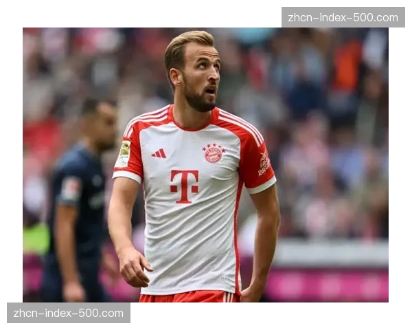 特写：受伤的哈里-凯恩在看台上紧握双拳，目睹拜仁被绝杀