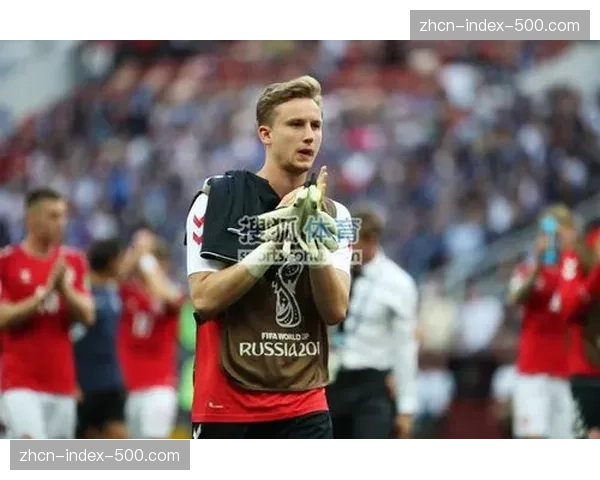 暖心一幕：富勒姆球迷为重伤痊愈复出的对手球员起立鼓掌