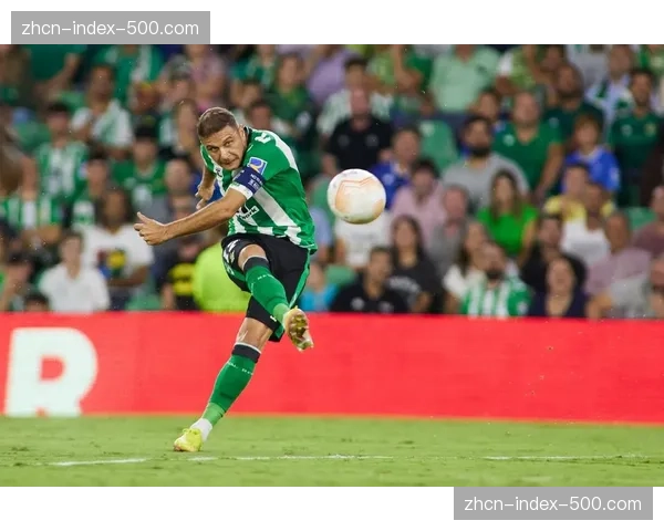 终场哨响，贝蒂斯老将华金与完成助攻的年轻队友击掌，传递衣钵