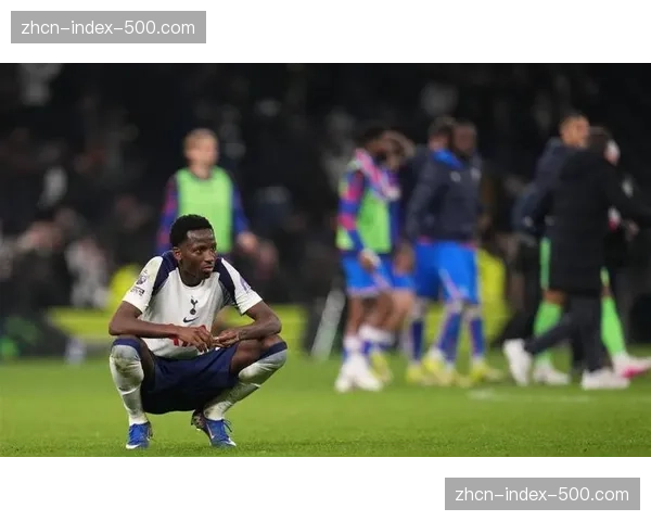 终场哨响，加的斯球员跪地庆祝保级路上关键三分